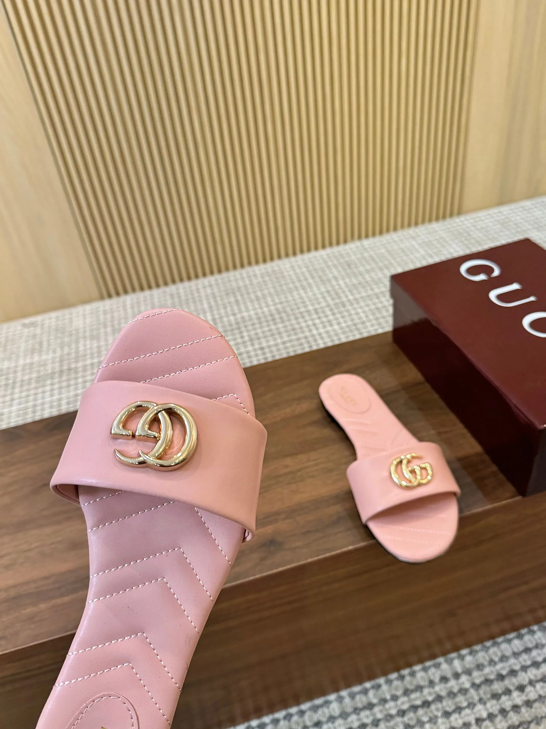 👟👟Ex-factory price 440👟👟 💯💯💯Gucci 2025 spring and summer latest popular slip-on sandals series... [Round toe] Latest double G buckle. Embroidery style Original quality 🍃Original European style, 💥perfect on the feet💃💃When worn with this shoe, it is elegant and crystal clear. No matter the materials of the accessories, they are all customized one by one. You must go to get the original version. The whole series is full of exciting and innovative elements. The texture of different materials, the texture of the materials, and the expression of the materials have a strong artistic atmosphere... ❶ Upper: imported cowhide ❷ Inner lining: customized imported sheepskin ❸ Foot pads: customized imported sheepskin ❹ Outsole: imported Italian genuine leather outsole ❺ Heel height: 1.5CM ❻ Packaging: Original full set of packaging ❼ Code number: 35-43 (41.42.43 customized is not returnable)